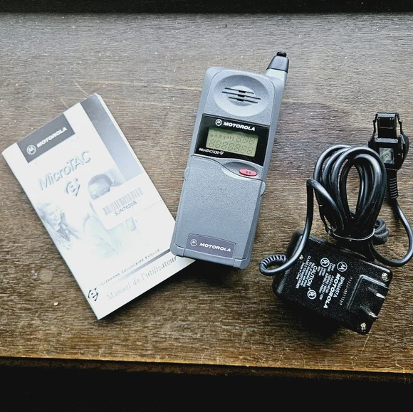 MOTOROLA | MicroTac 650 E vintage 1995 90s flip analog display cellular phone - Picture 2 of 9